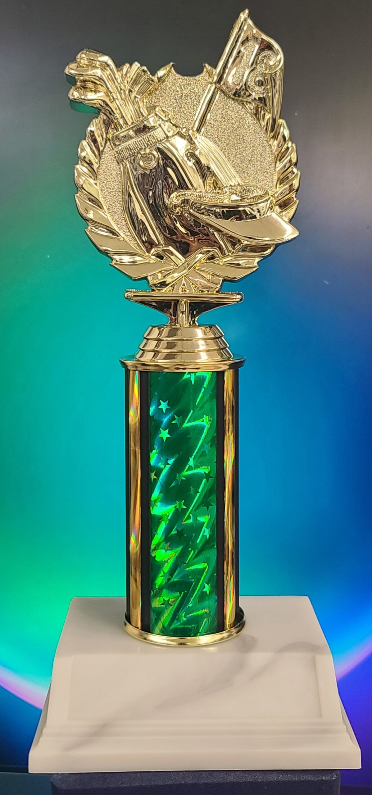 Single column golf trophy with green holographic pillar, gold golf bag topper, and white marble base